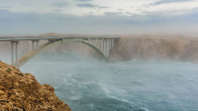 Chorvátsko sužuje bóra, Jadran búrky. Zahraničné veľvyslanectvá vydávajú výstrahy
