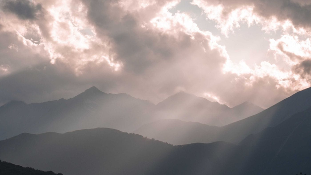 Front prinesie búrky, dážď aj sneh. Zajtra sa počasie pokazí aj na Slovensku