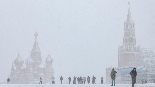 Moskvu zasiahla zima: Letiská rušia lety, snehová víchrica pácha škody