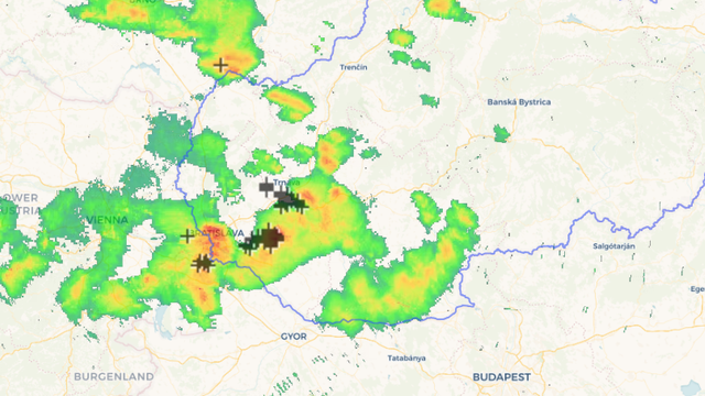 Búrky ešte neslabnú, teraz sa presúvajú cez Podunajskú nížinu. Udrelo už 700 bleskov
