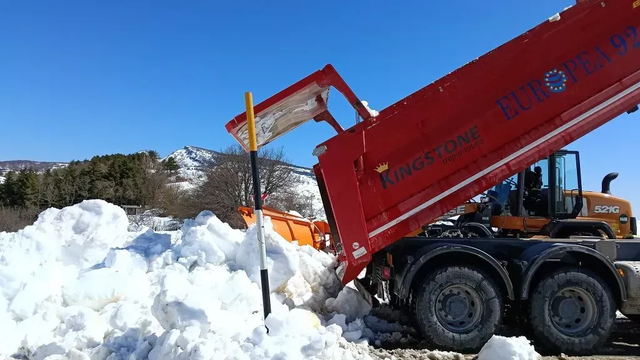 Mesto zasypalo množstvo snehu. Tony snehu teraz vyvážajú von z mesta po rekordnom snežení v Taliansku