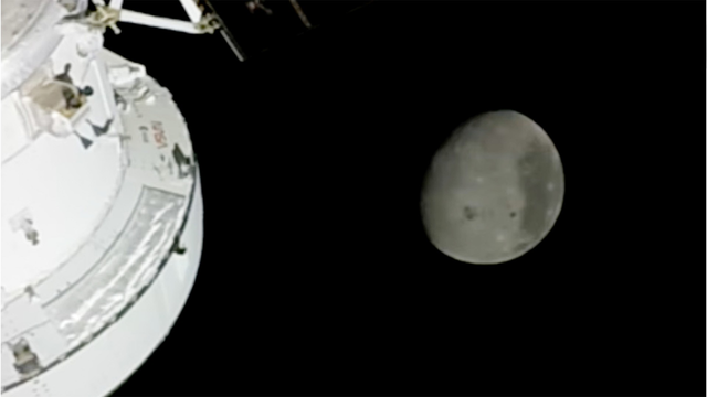 Astronauti z Artemis II videli niečo, čo ľudské oko naživo nikdy nevidelo. Teraz sa vracajú domov. Čo bude ďalej?