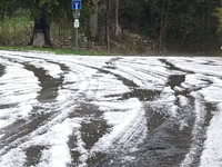 Búrky u susedov spôsobili viacero škôd. Úder blesku odštartoval aj požiar trávy