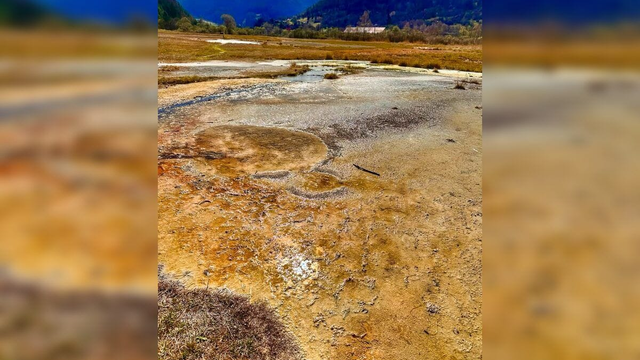 Slovenský Yellowstone: Farebné travertínové jazierka na severe Slovenska vyrážajú dych