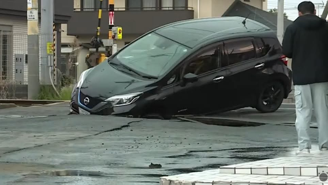 Zemetrasenie v Japonsku má dohru: Auto sa prepadlo do trhliny v asfalte