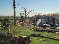 VIDEO: Utiekli do krytu a potom to prišlo. Tornádo sa prehnalo cez ich dvor