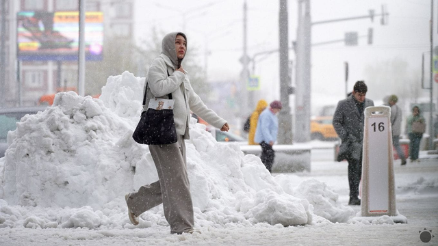 Zomreli traja ľudia, zima prudko udrela na časť Európu. Sneh zasypal aj Moskvu, čo je veľmi nezvyčajné