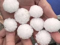 VIDEO: Nedeľné búrky priniesli obrovské krúpy, aj problémy v doprave