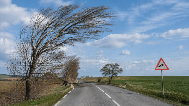 Vietor už láme stromy a naberá na sile. Nárazy dosahujú rýchlosť 70 km/h