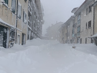 Lyžiarske strediská zasypalo, ľudia hľadajú svoje autá. Kalamita na juhu Talianska patrí k najhorším