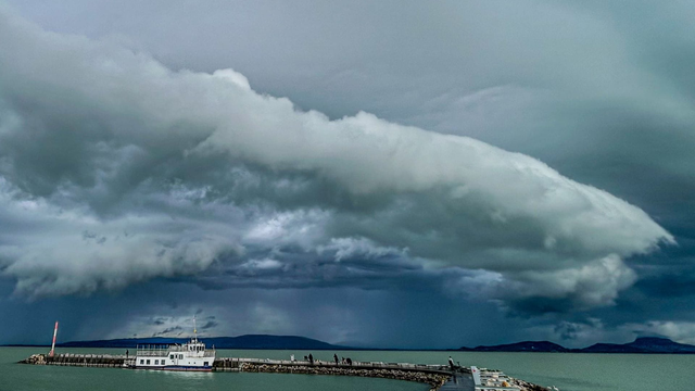 Impozantný prírodný jav v Maďarsku: Nad Balatonom sa objavil obrovský shelf cloud