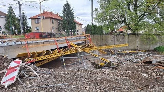 Toľko vody v rieke asi nečakali: Na východe voda strhla lešenie mosta