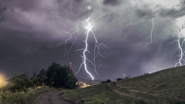 Meteorológovia vydali výstrahy pred búrkami. Hrozia lejaky aj krúpy, no na Slovensko prinesie počasie niečo iné