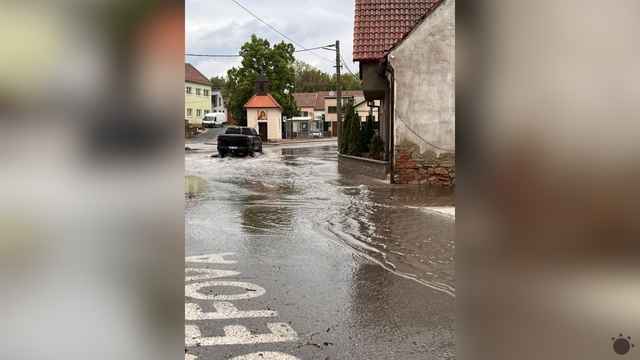 Búrky naberajú na sile. Padajú až 2 cm krúpy, voda zaliala záhrady