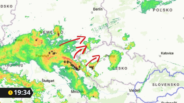 Za hranicami Slovenska máme búrky. Front prináša lejak, trombu aj veľa bleskov