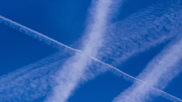 „Zasa na nás sypú chemtrails“. Ľudia znovu konšpirujú. Čo je za „čiarami“ na oblohe?