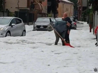 Búrky sú také intenzívne, že krúpy musia odstraňovať lopatami. Studený front sa posúva bližšie k nám