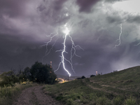 Meteorológovia vydali výstrahy pred búrkami. Hrozia lejaky aj krúpy, no na Slovensko prinesie počasie niečo iné
