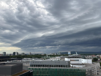 V Bratislave sa ukázal shelf-cloud. Do oblasti mieria búrky z Rakúska