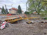 Toľko vody v rieke asi nečakali: Na východe voda strhla lešenie mosta