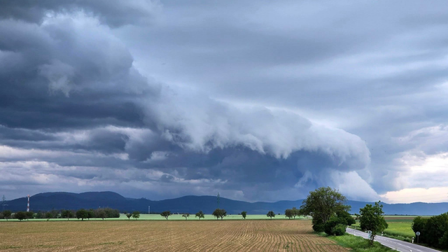 Búrky sa rozširujú. Hlavná vlna teraz čaká stred a východ