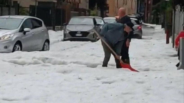 Búrky sú také intenzívne, že krúpy musia odstraňovať lopatami. Studený front sa posúva bližšie k nám