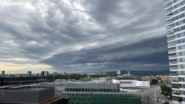 V Bratislave sa ukázal shelf-cloud. Do oblasti mieria búrky z Rakúska