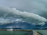 Impozantný prírodný jav v Maďarsku: Nad Balatonom sa objavil obrovský shelf cloud