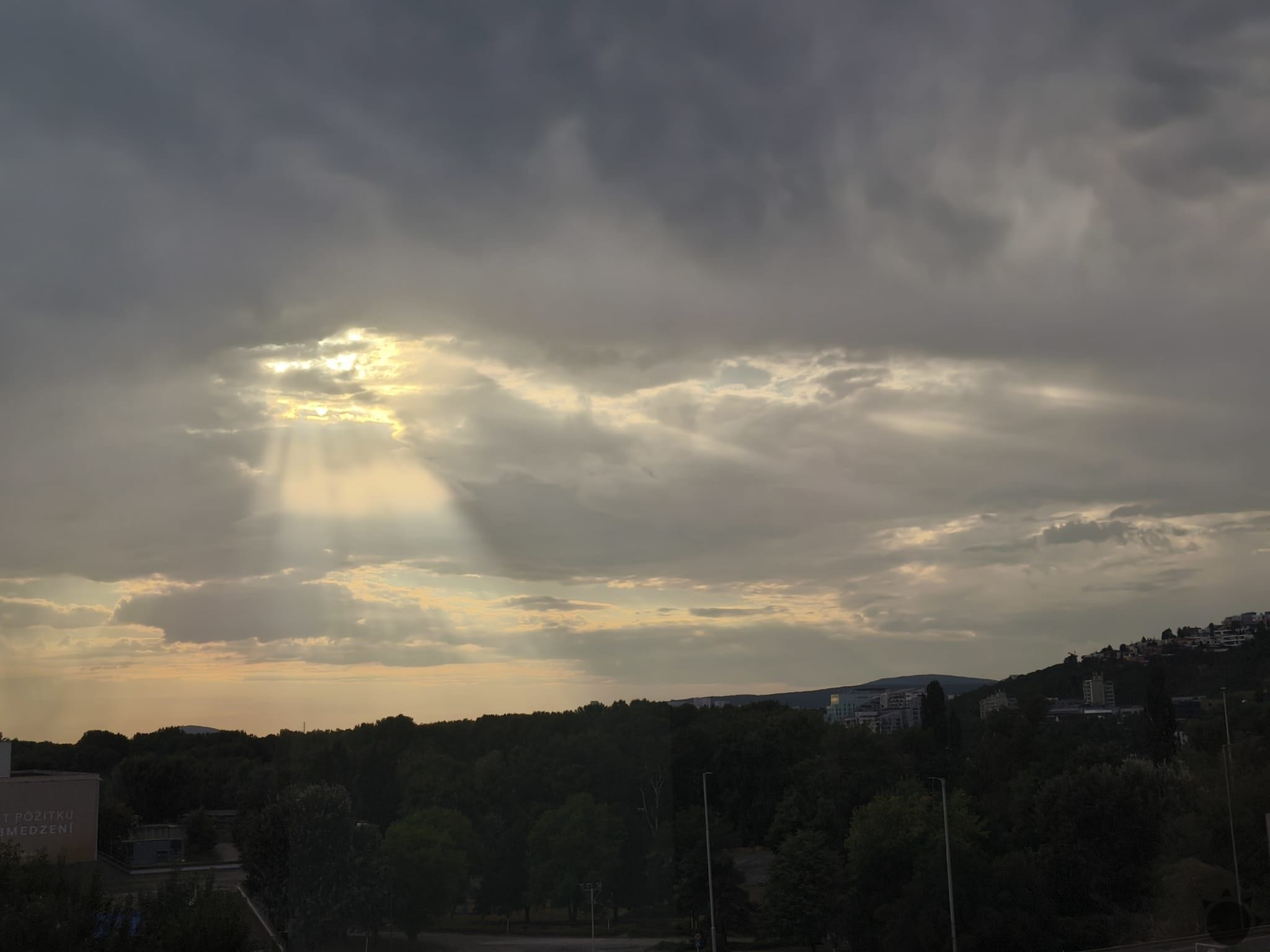 Horúčavy dnes vyvrcholili na 36,3 °C. Búrka pri Nitre priniesla náraz ...
