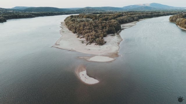 Dunaj výrazne vysychá: Hladina prudko klesá, odhaľujú sa kamienkové ...