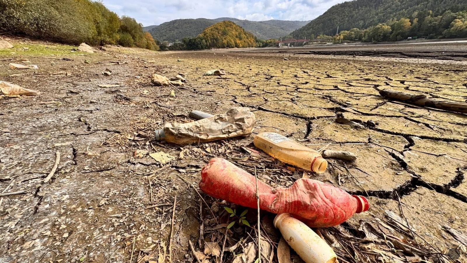 Photo: Imeteo Severe Drought in Slovakia Dries Up Reservoirs and Exposes Massive Waste