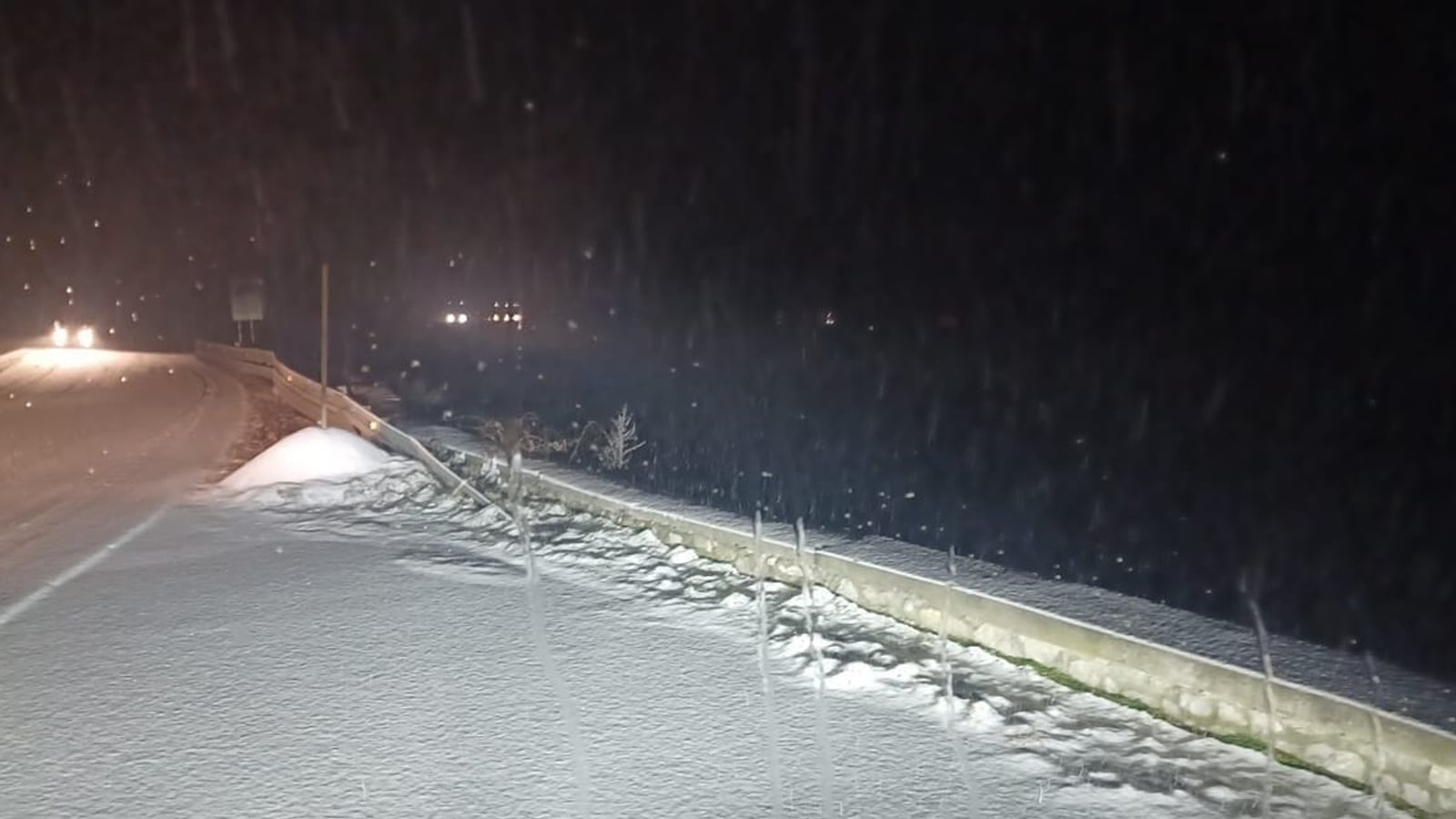 AKTUÁLNE: Sneh komplikuje dopravu. Na slovenských cestách sú nehody ...