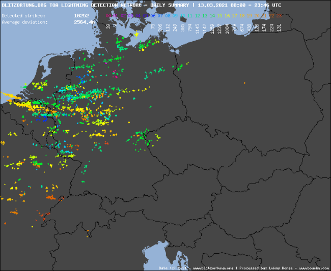 zaznamenané blesky počas včerajšieho dňa, zdroj: blesky.bourky.cz