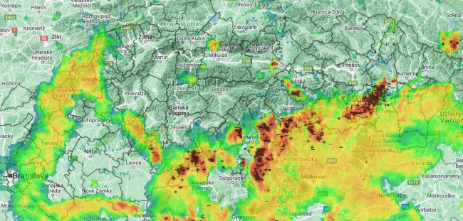 Búrková línia o 18.00 hod. Zdroj: SHMÚ
